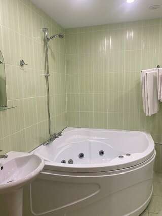 Гостиница Восьмое небо Киров Двухместный номер с 1 кроватью и гидромассажной ванной-13