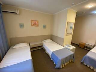 Гостиница Восьмое небо Киров Стандартный трехместный номер-2