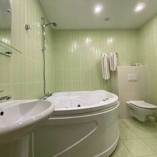 Гостиница Восьмое небо Киров Двухместный стандарт (большая кровать)-9