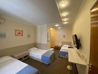 Гостиница Восьмое небо Киров Стандартный трехместный номер-1