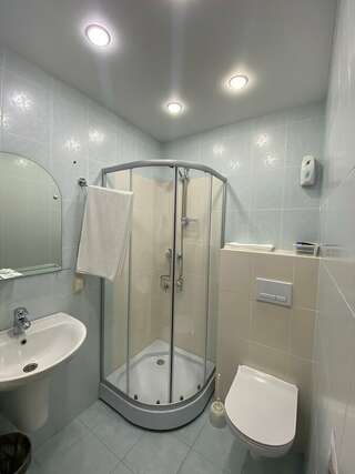 Гостиница Восьмое небо Киров Стандартный двухместный номер с 1 кроватью или 2 отдельными кроватями-8