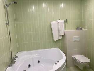 Гостиница Восьмое небо Киров Двухместный номер с 1 кроватью и гидромассажной ванной-11