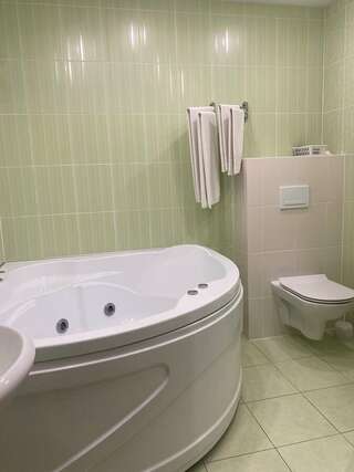 Гостиница Восьмое небо Киров Двухместный номер с 1 кроватью и гидромассажной ванной-12